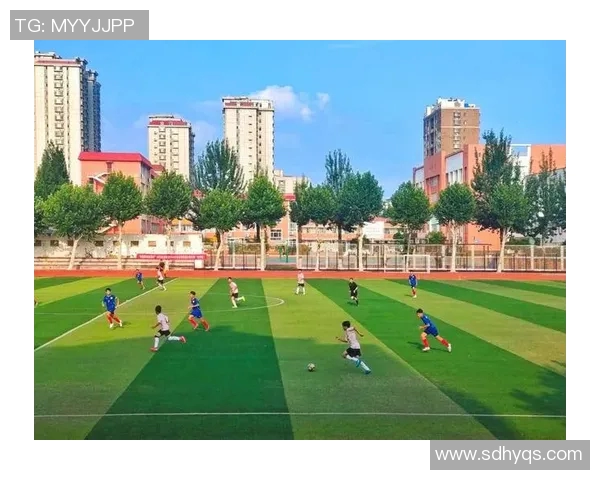 女孩们在绿茵场上展现风采踢足球的快乐与成长之路